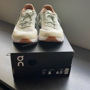 On Running  shoes -cloud flow womens 6.5